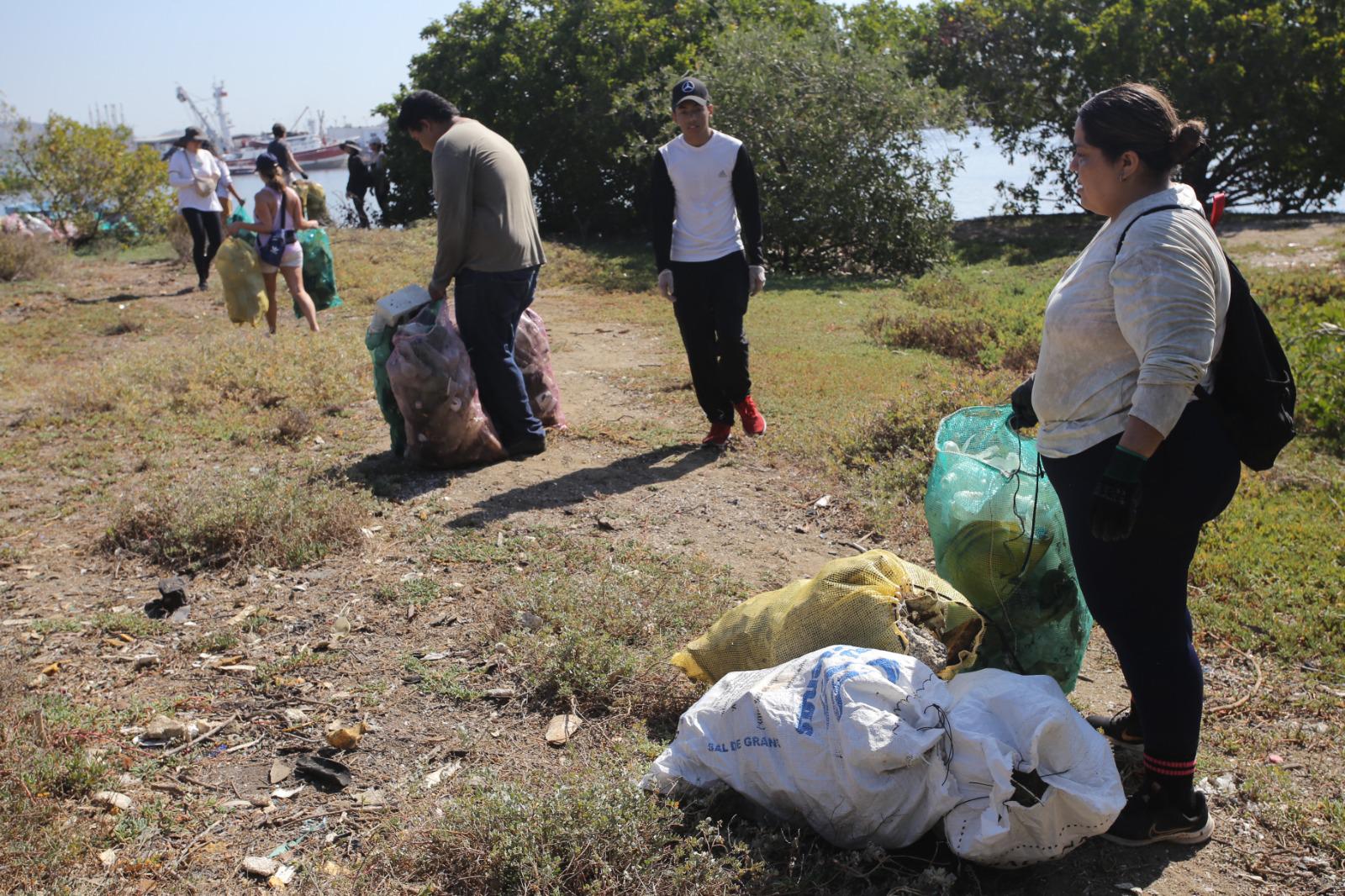 $!Limpian isla cubierta de basura en el canal de navegación, en Mazatlán