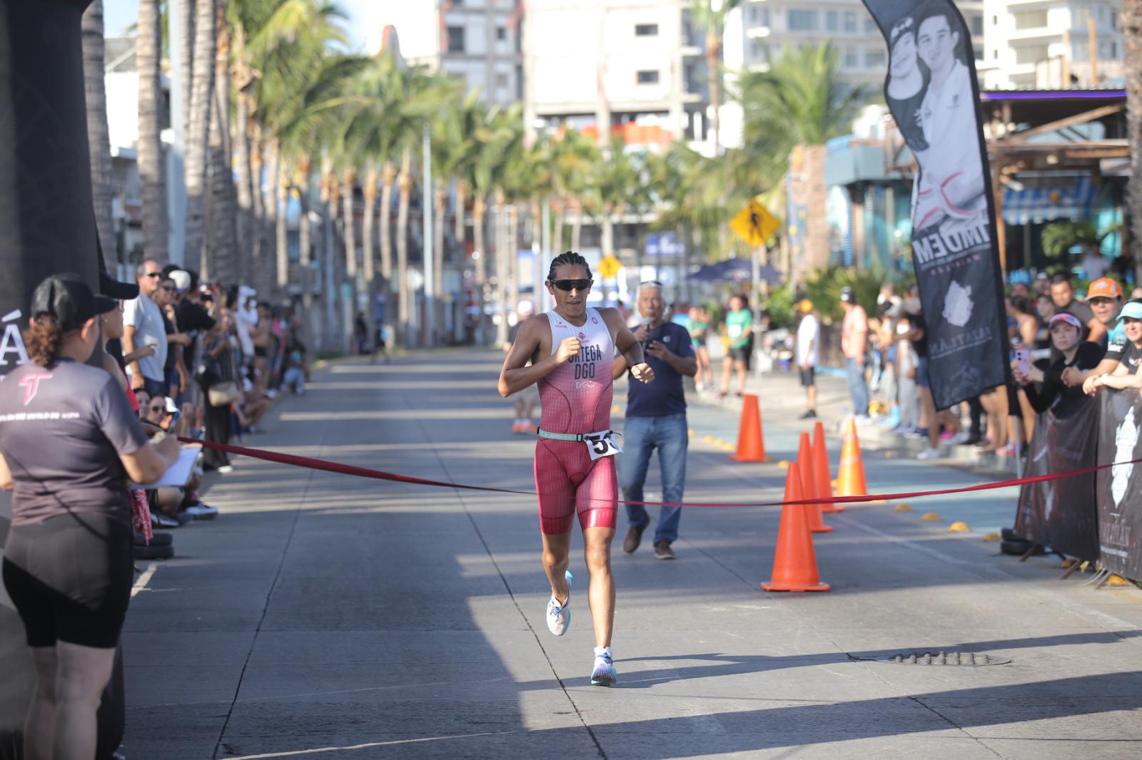 $!César Ortega y Daniela Córdova conquistan el Primer Triatlón Trimaz 2024