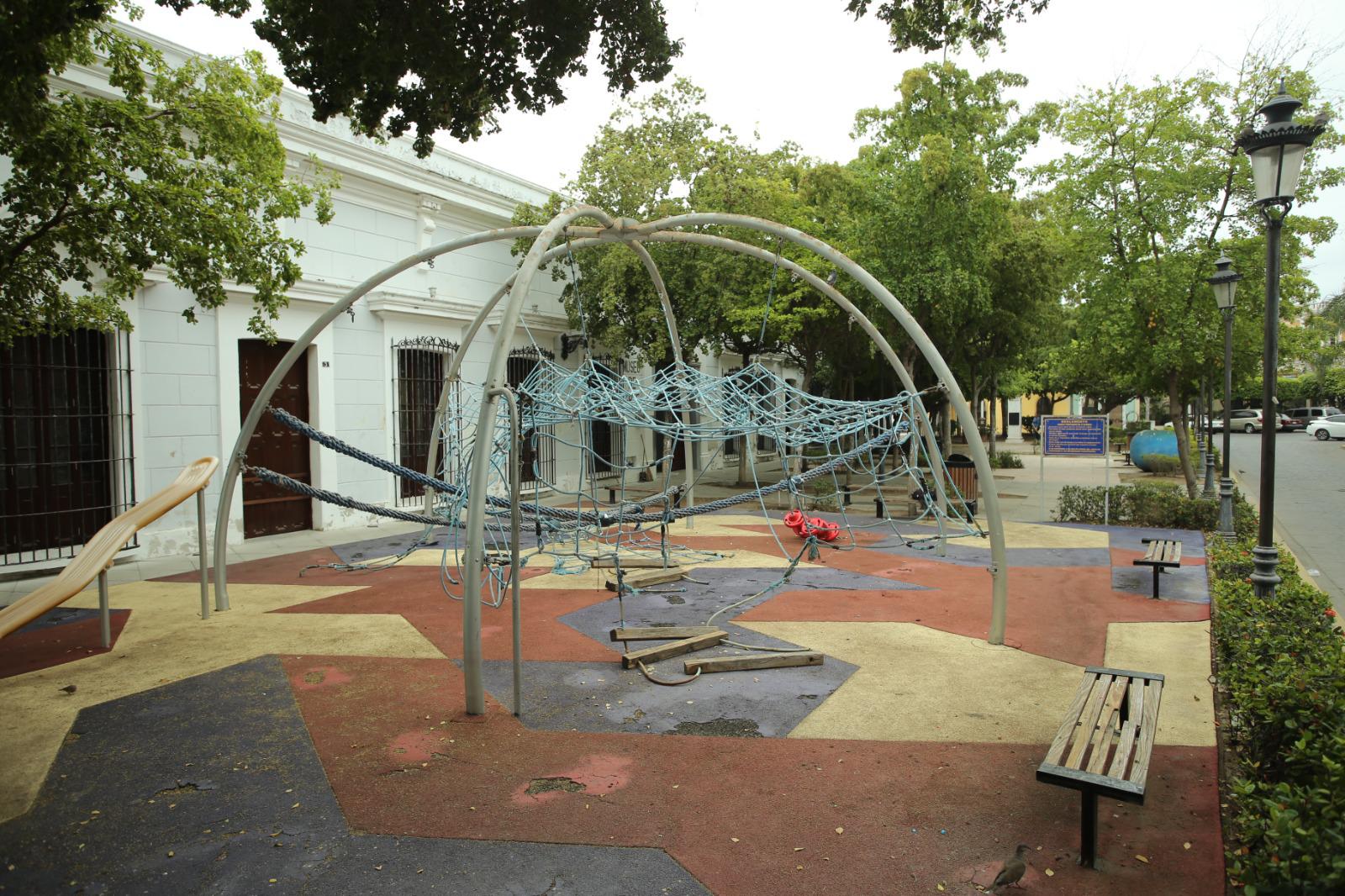 $!Con daños y en el olvido, juegos del parque Venustiano Carranza en el Centro Histórico de Mazatlán