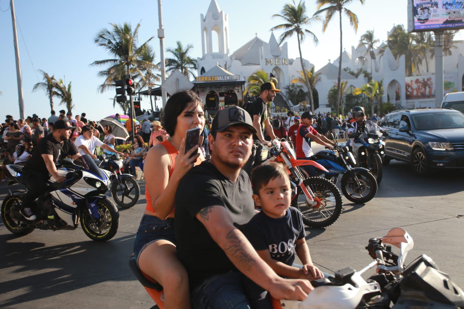 $!Miles de motociclistas convierten el malecón en un Carnaval