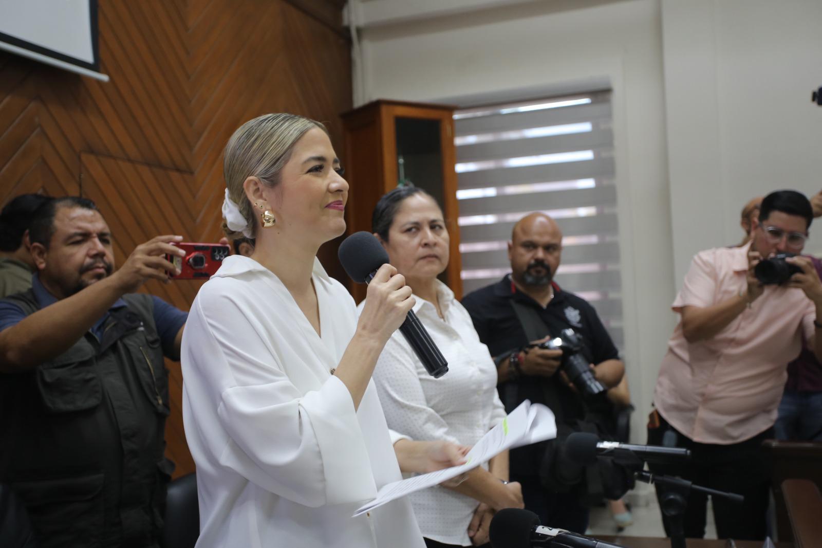 $!Toma Estrella Palacios protesta a Secretario del Ayuntamiento, Tesorero Municipal y Oficial Mayor