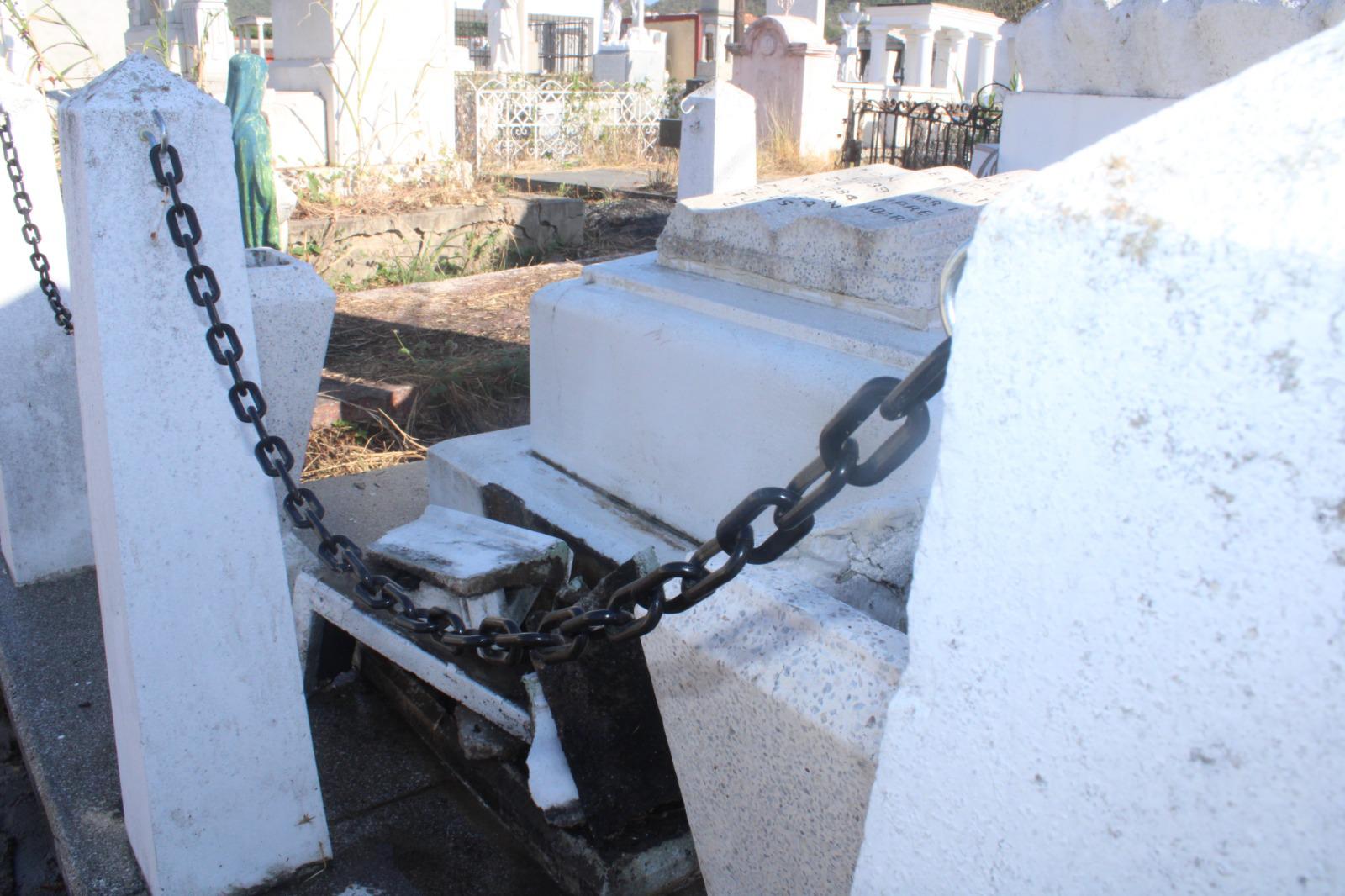 $!Inconforma a vecinos falta de agua, saqueo y basura en panteón municipal de Rosario