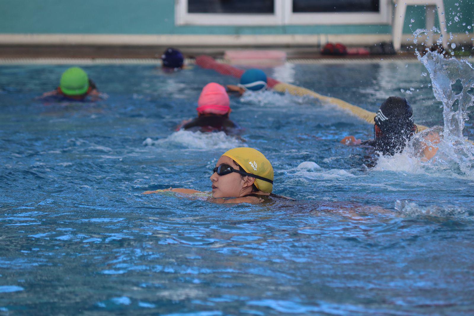 $!Decenas de niños en Mazatlán inician el Curso Intensivo de Natación Infantil