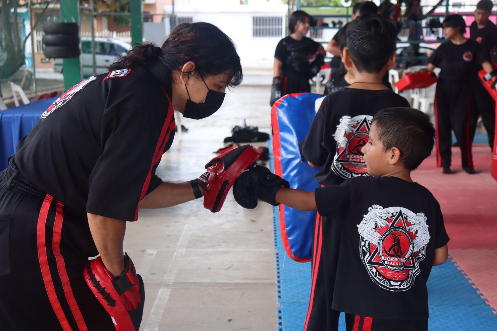 $!‘Tepaneca’ Domínguez supervisa ascensos de grado de la Academia de Kickboxing Blackbelt