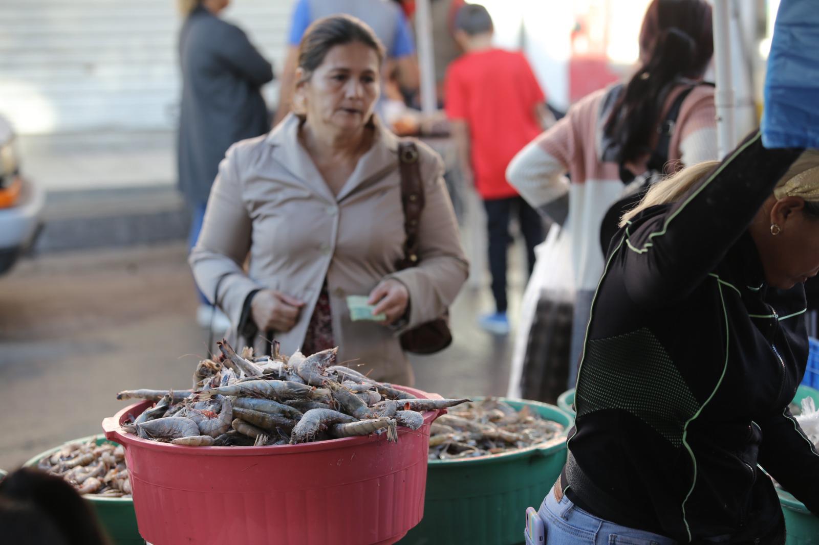 $!Se preparan los mazatlecos con compras para la cena de Año Nuevo