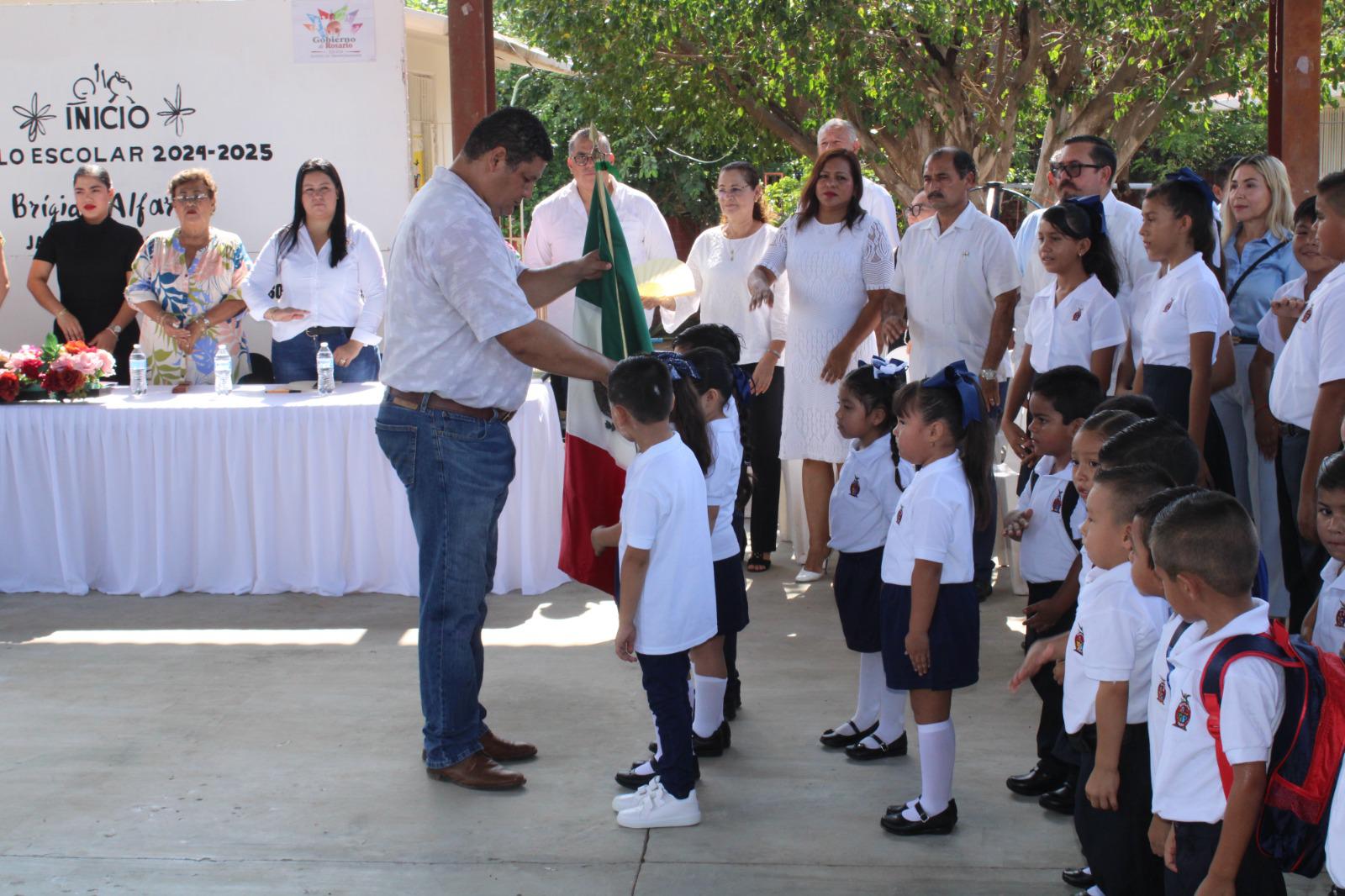 $!Autoridades de Rosario celebran el inicio del ciclo escolar con entrega de aula y libros de texto