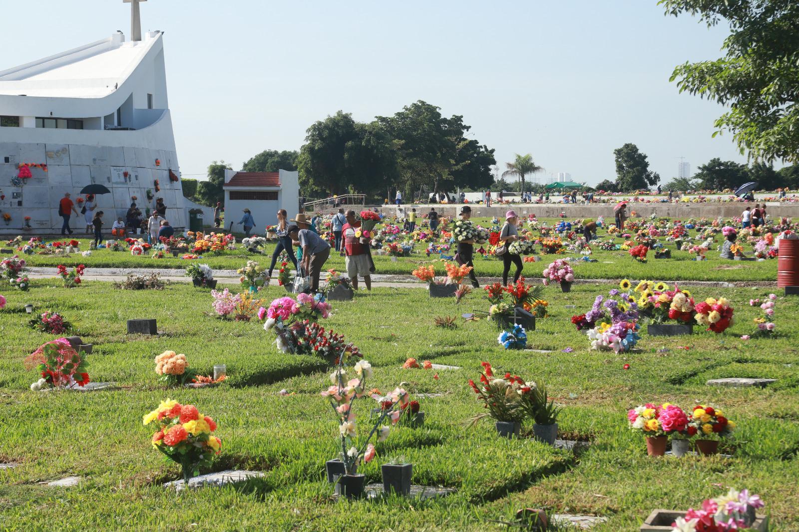 $!Acuden cientos de personas a visitar a sus ‘angelitos’ a los panteones de Mazatlán