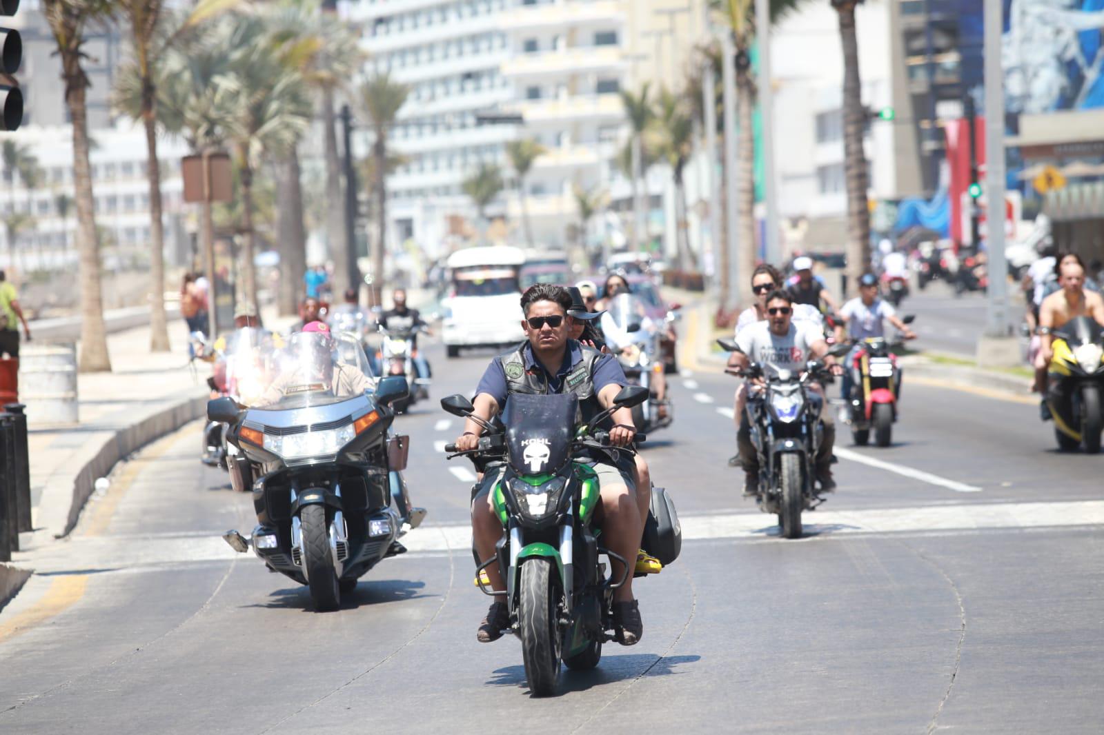 $!Hoy, desfile de motos en Mazatlán; hay caos vial por cierre del malecón