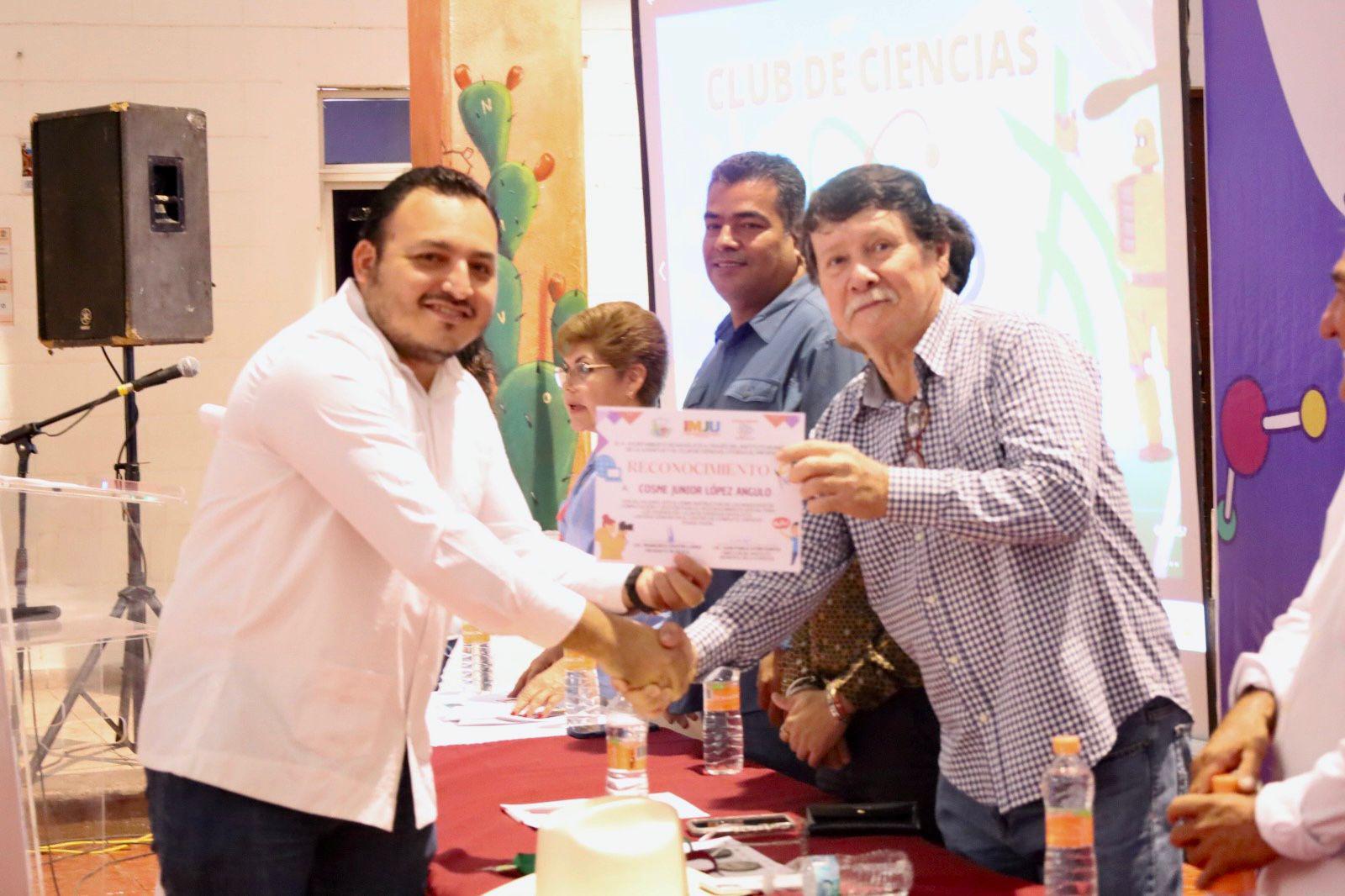 $!Se gradúan alumnos del Club de Ciencias de Navolato