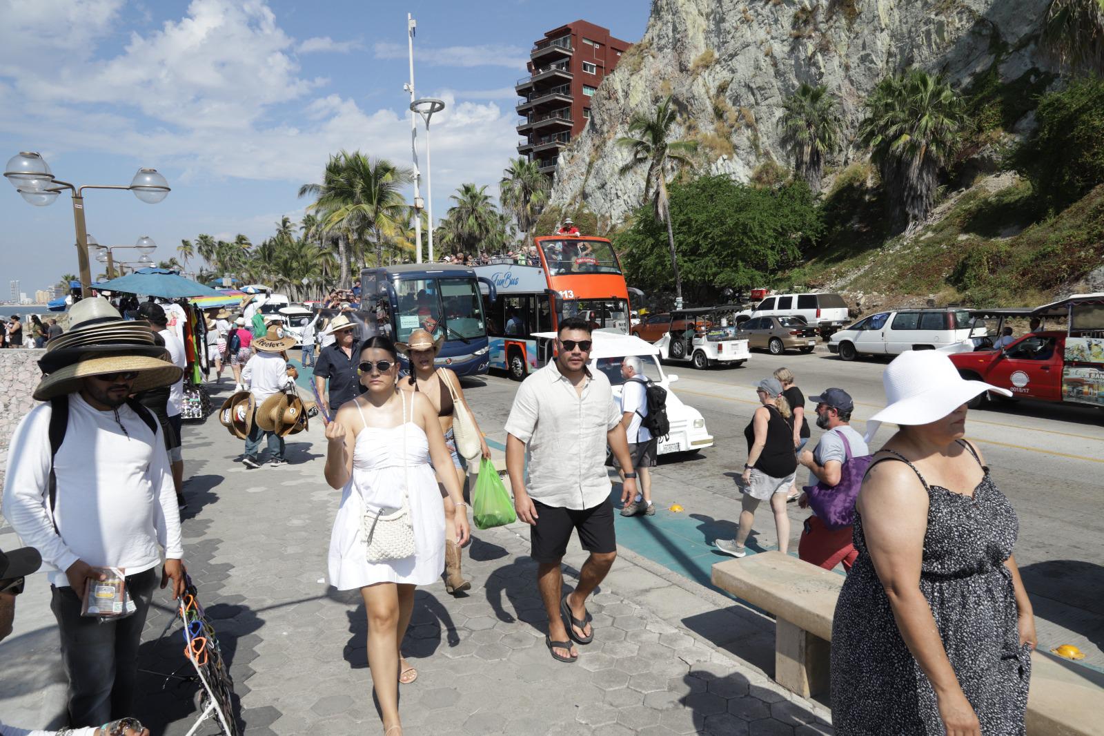 $!Alcaldesa Estrella Palacios da la bienvenida a los cruceristas