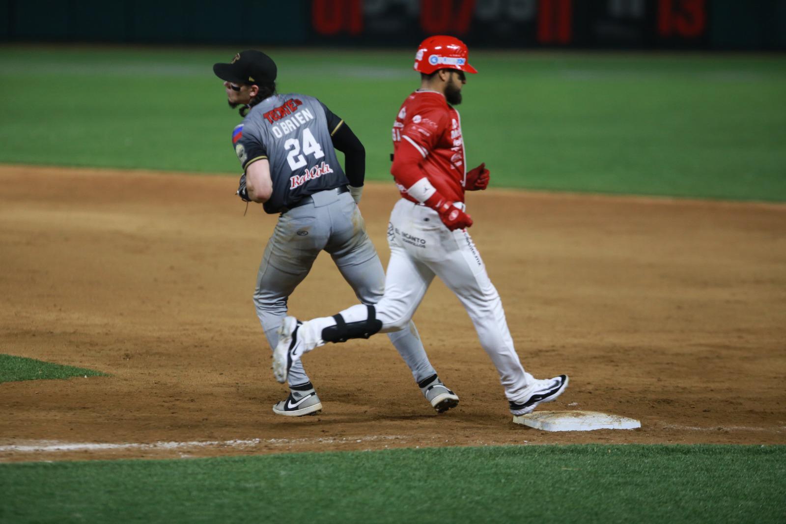 $!Tomateros pinta de guinda el clásico ante Venados