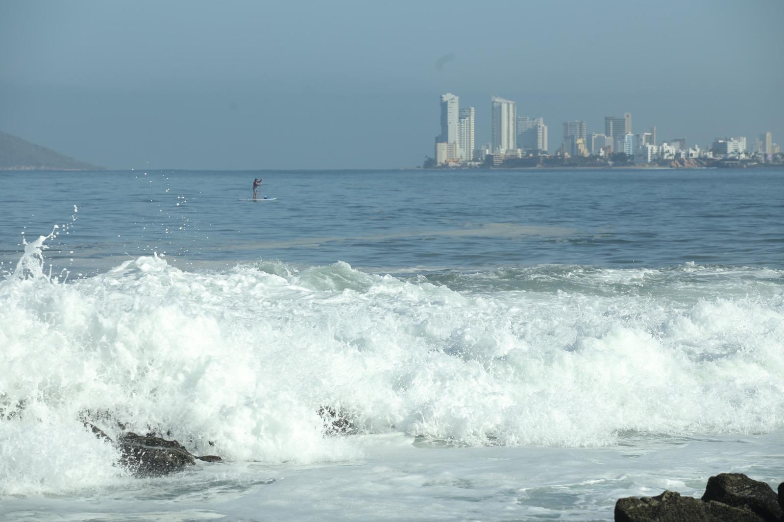 $!Sigue la alerta por mar de fondo y quemadores en las playas de Mazatlán