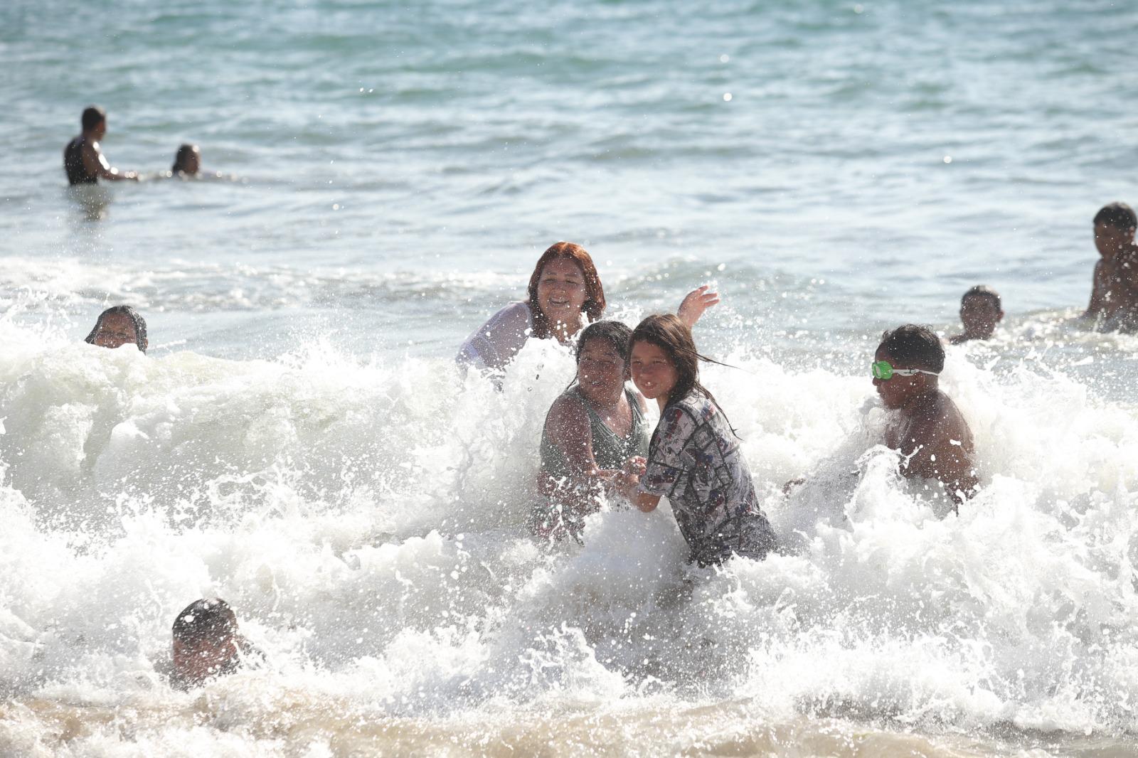 $!Playas de Mazatlán ‘enamoran’ a turistas durante el fin de semana