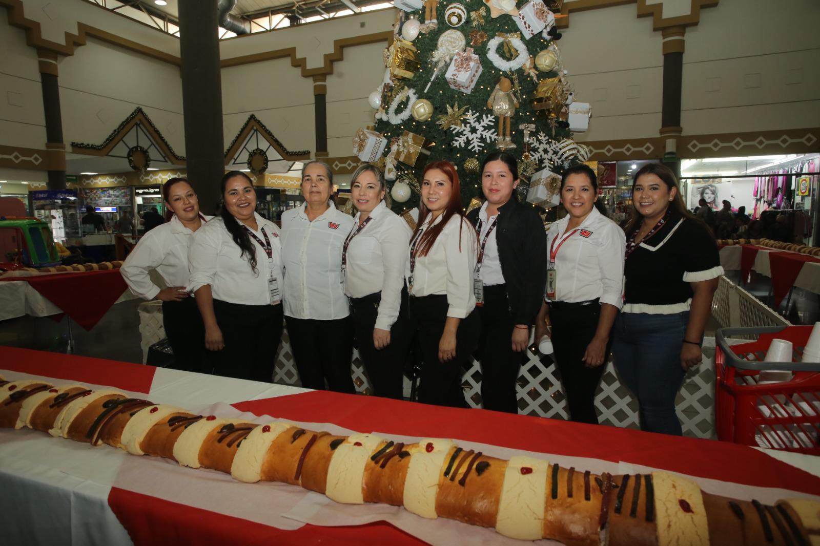 $!Celebra Casa Ley con sus clientes el Día de Reyes con una gigante Rosca