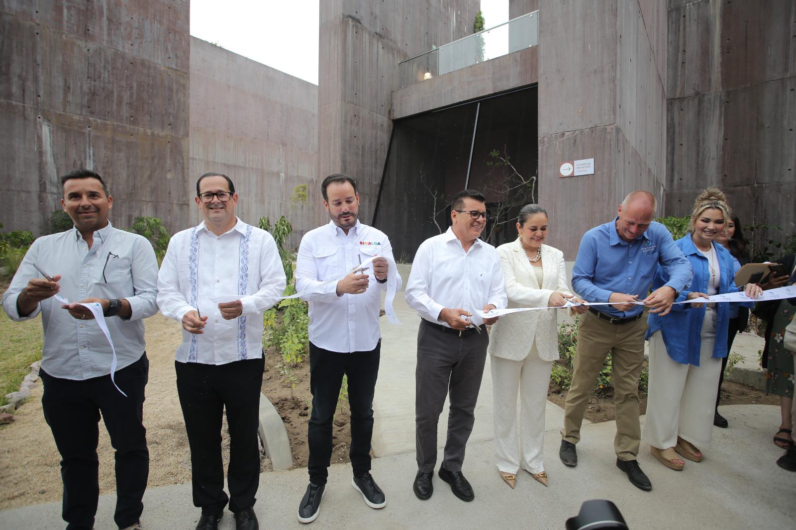 $!Simon Norris y Rafael Lizárraga, quienes fueron los anfitriones, aquí junto a sus invitados especiales realizaron el corte del listón de la nueva área aviaria.