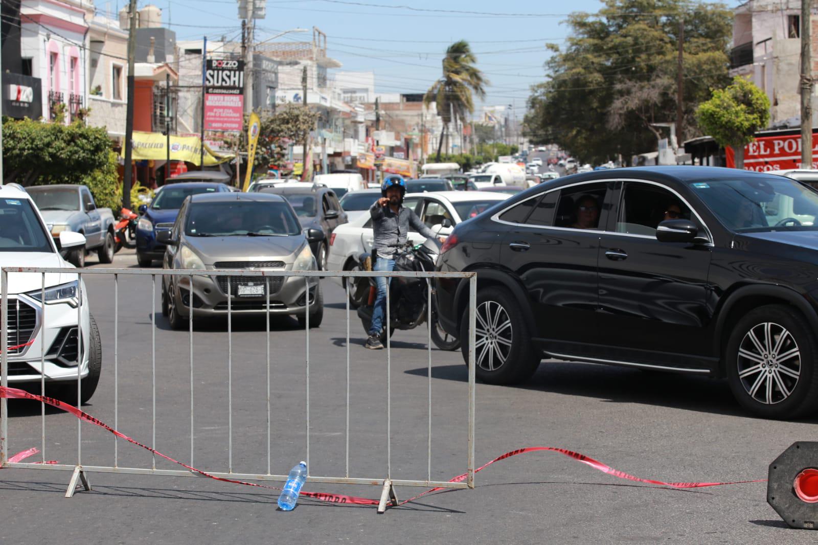 $!Ya está el caos vial por cierre del malecón, ¡sáquele la vuelta!