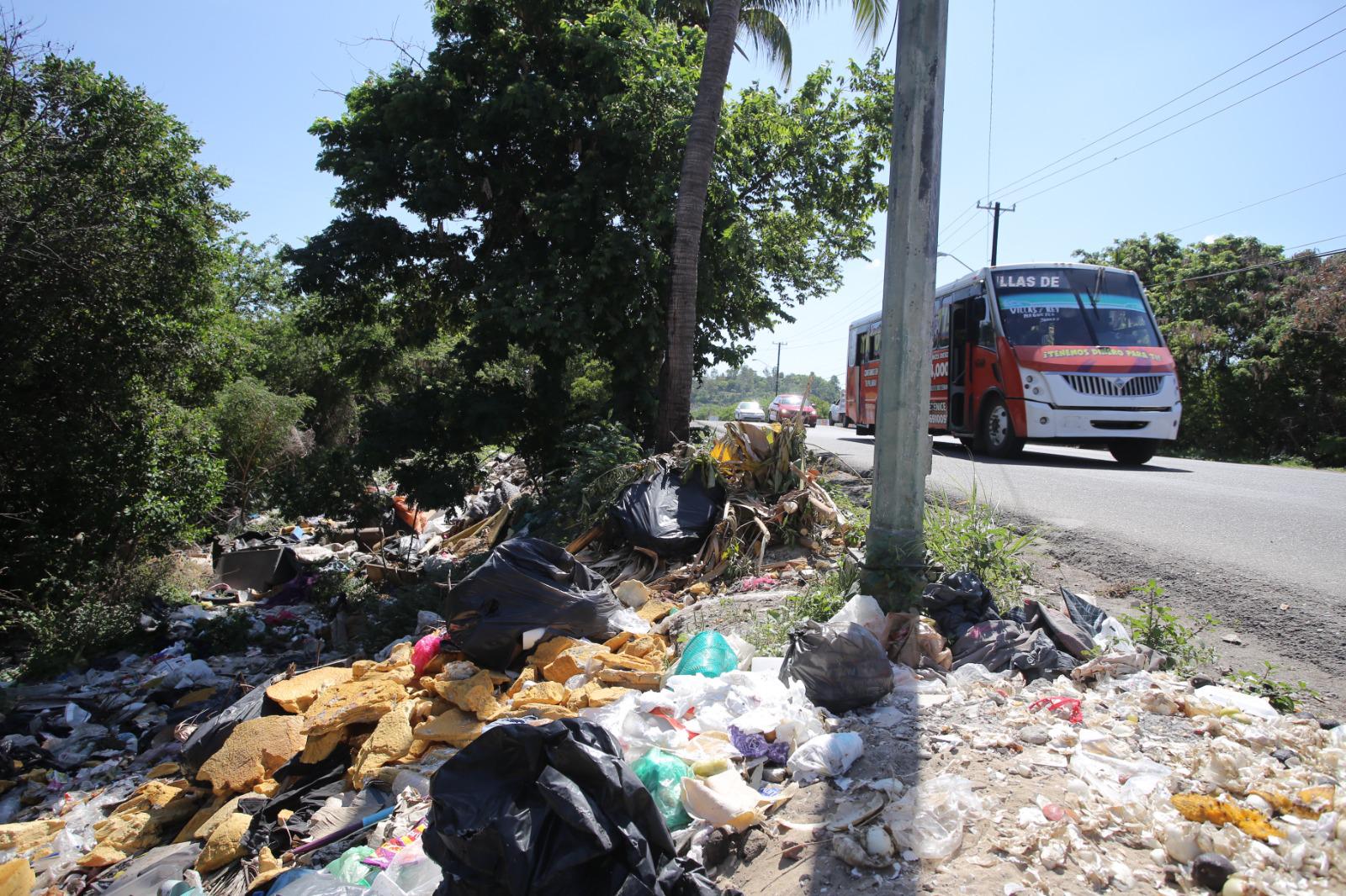 $!Puente de la Río Piaxtla en Mazatlán continúa con kilos de basura