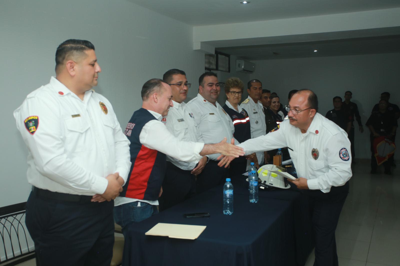 $!José Manuel Cruz Lizárraga, Comandante de la Estación de Bomberos de Villa Florida, recibe reconocimiento por 30 años de servicio.