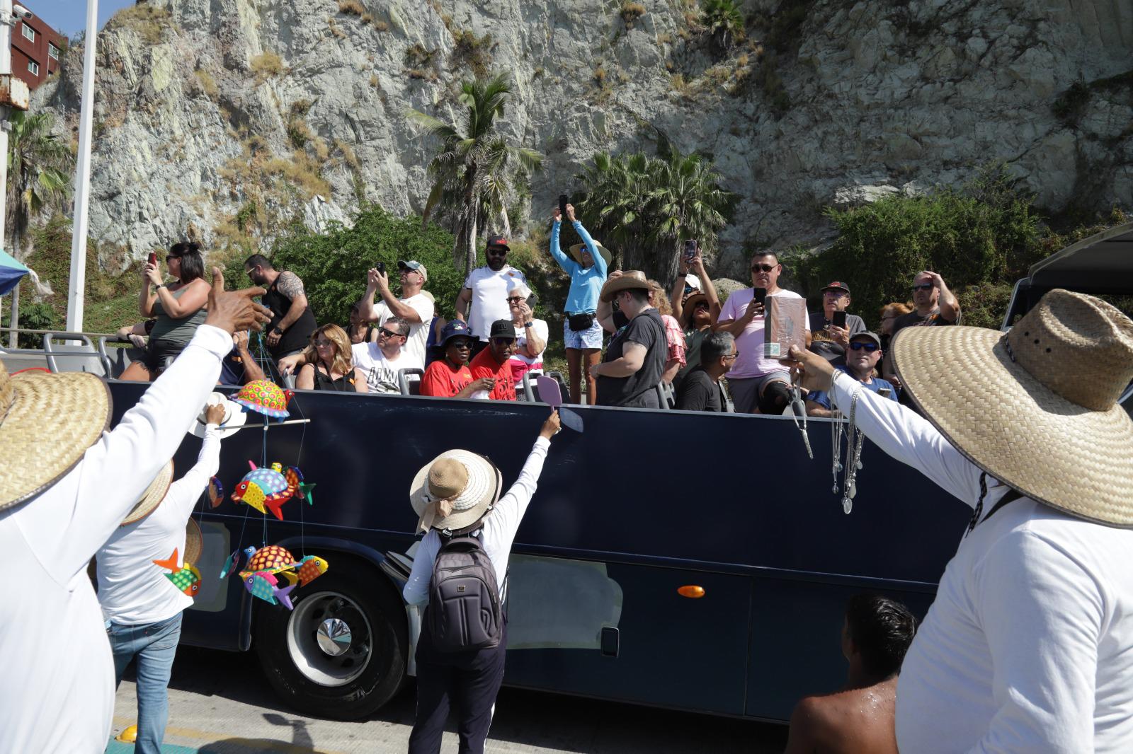 $!Alcaldesa Estrella Palacios da la bienvenida a los cruceristas