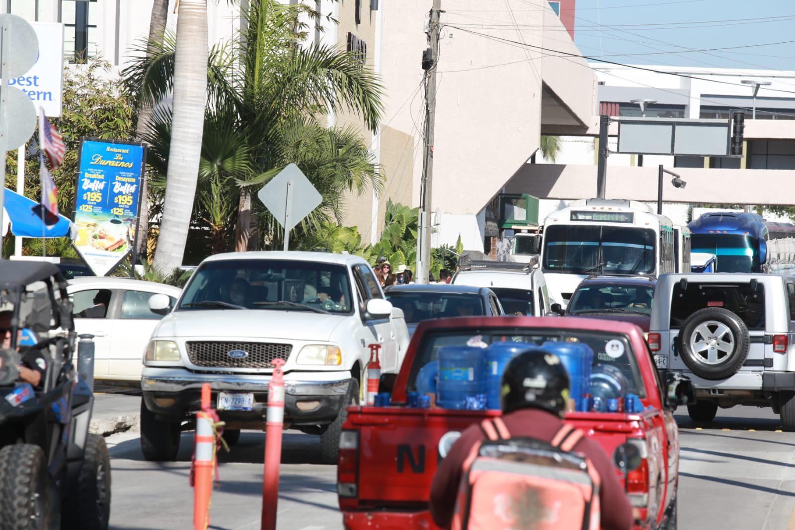 $!Es una locura circular por la Camarón Sábalo; siguen tapando los pasos elevados