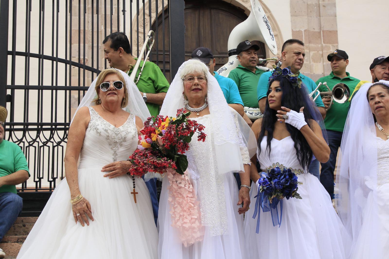 $!Decenas de mujeres recorren las calles de Culiacán vestidas de novia