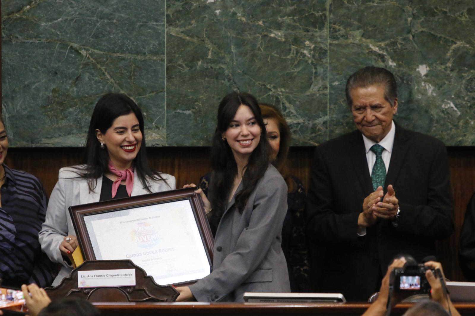 $!Camila Govea Robles fue galardonada por su aporte en el campo artístico.