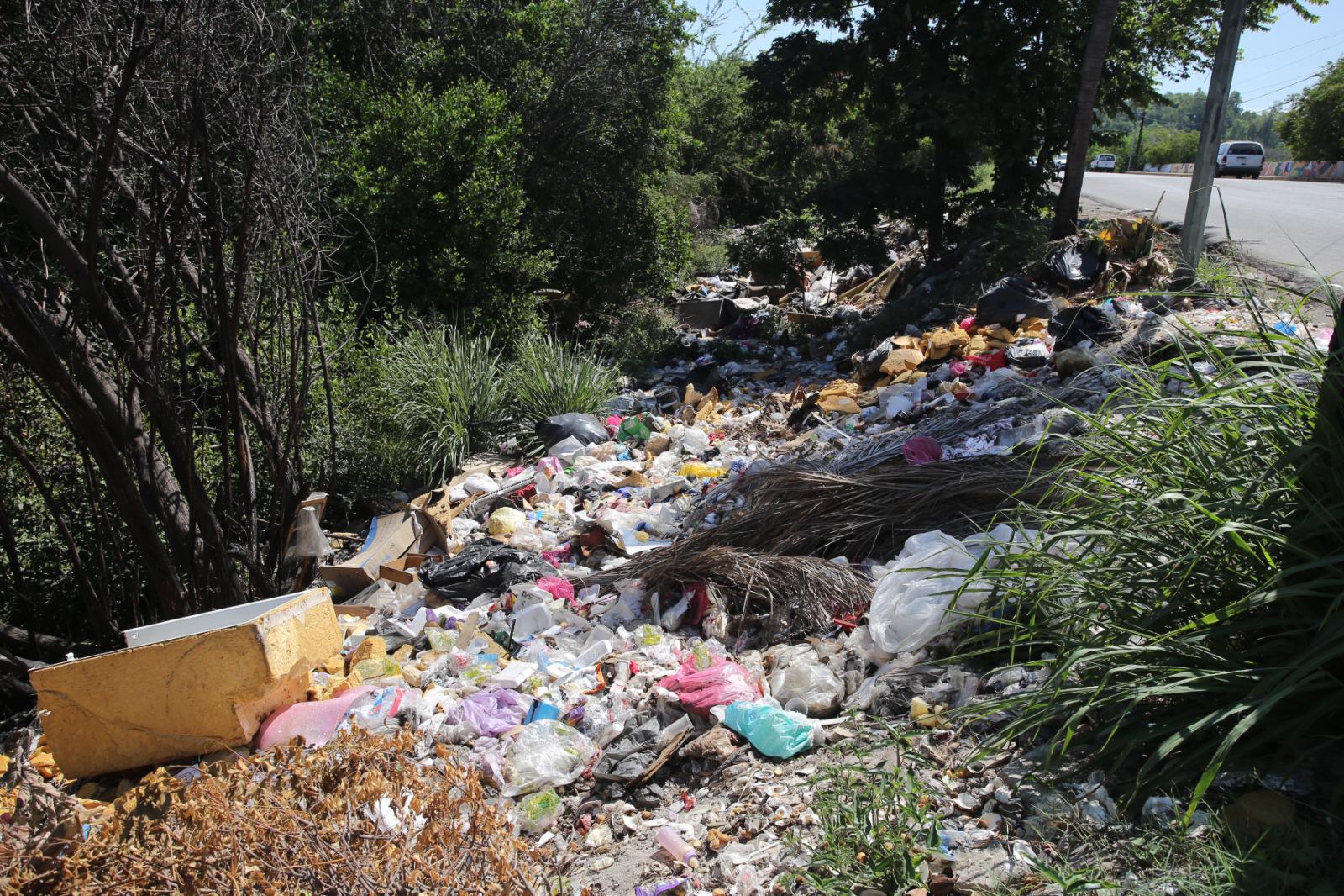 $!Puente de la Río Piaxtla en Mazatlán continúa con kilos de basura