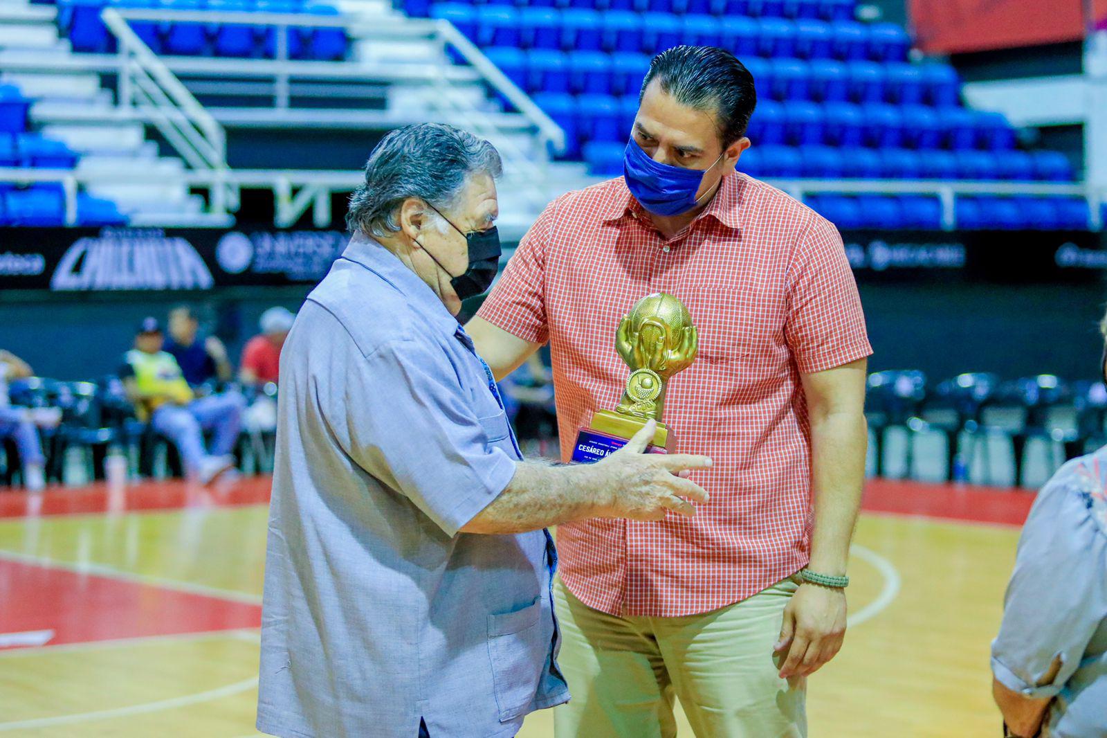 $!Venados Basketball rinde merecido homenaje a Cesáreo Álvarez