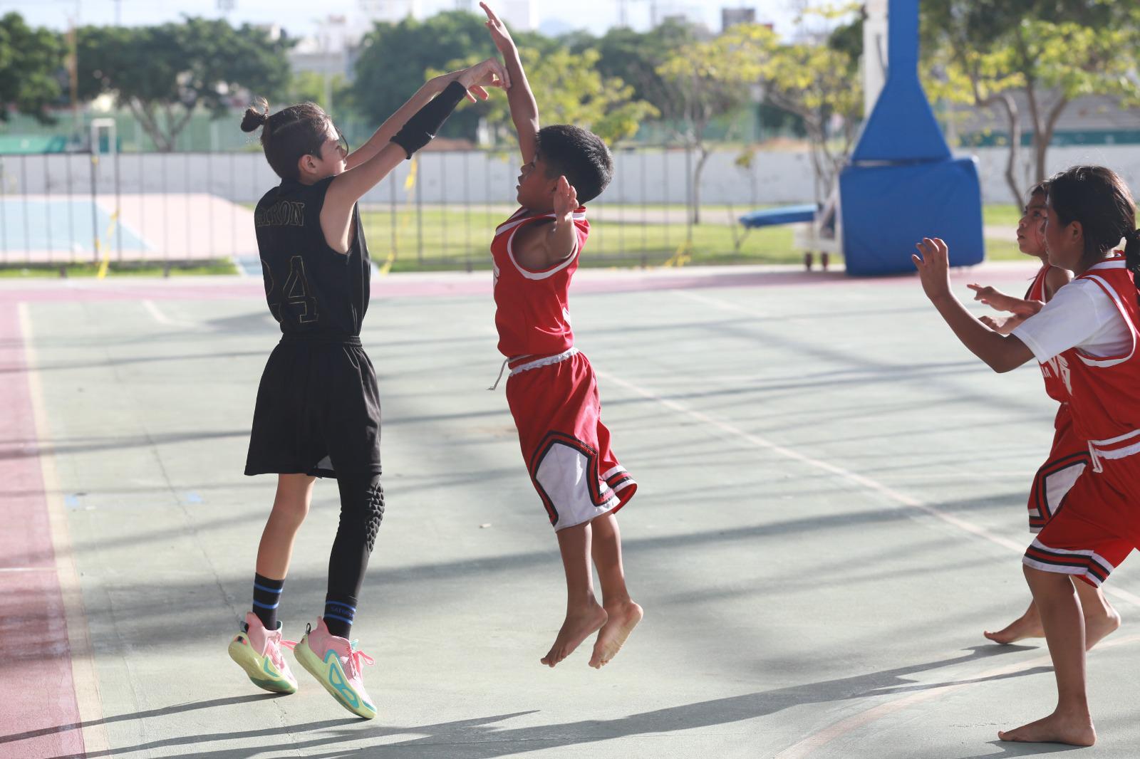 $!Niños Triquis hacen de las suyas en Olimpiada Indígena