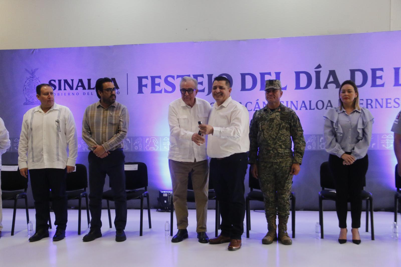 $!Gobierno del Estado honra a policías de Sinaloa con entrega de patrullas y festejo decembrino