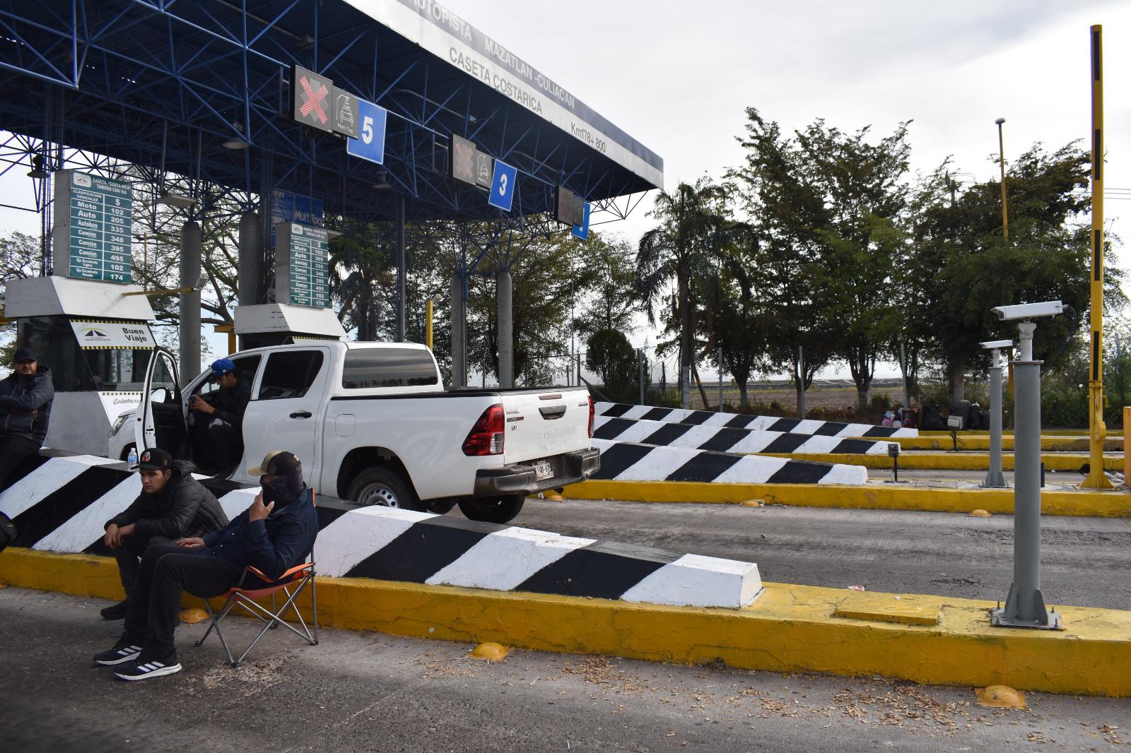 $!Productores de maíz liberan de forma paulatina la caseta de Costa Rica, en la autopista Culiacán-Mazatlán