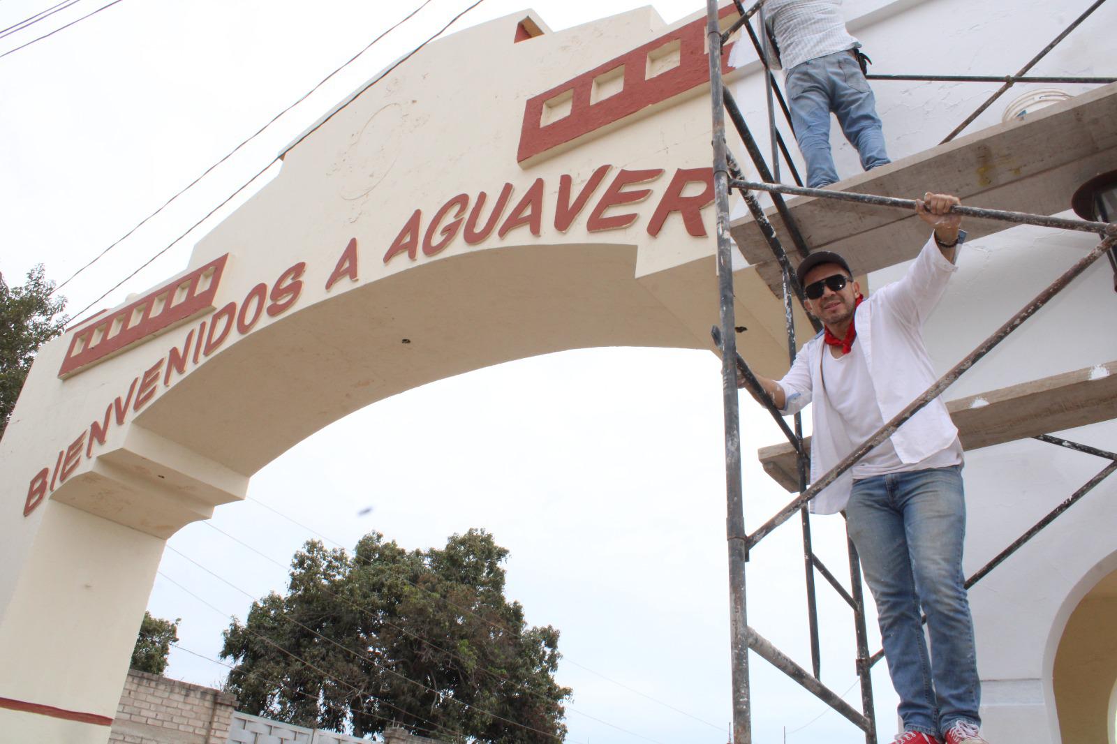 $!El reconocido pintor Sergio Ramírez reviste con su arte los arcos de la sindicatura de Agua Verde
