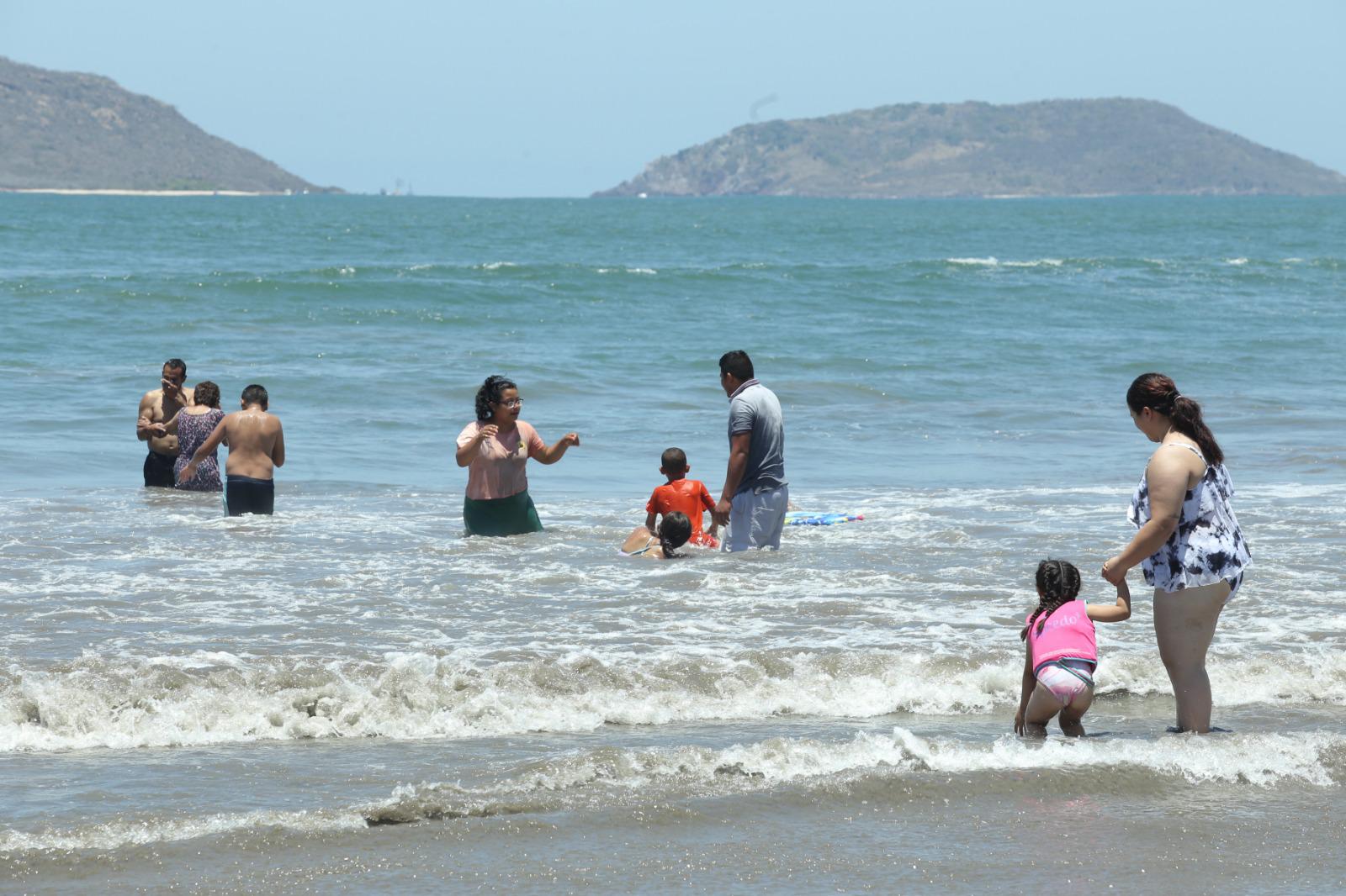 $!Sigue la alerta por mar de fondo y quemadores en las playas de Mazatlán