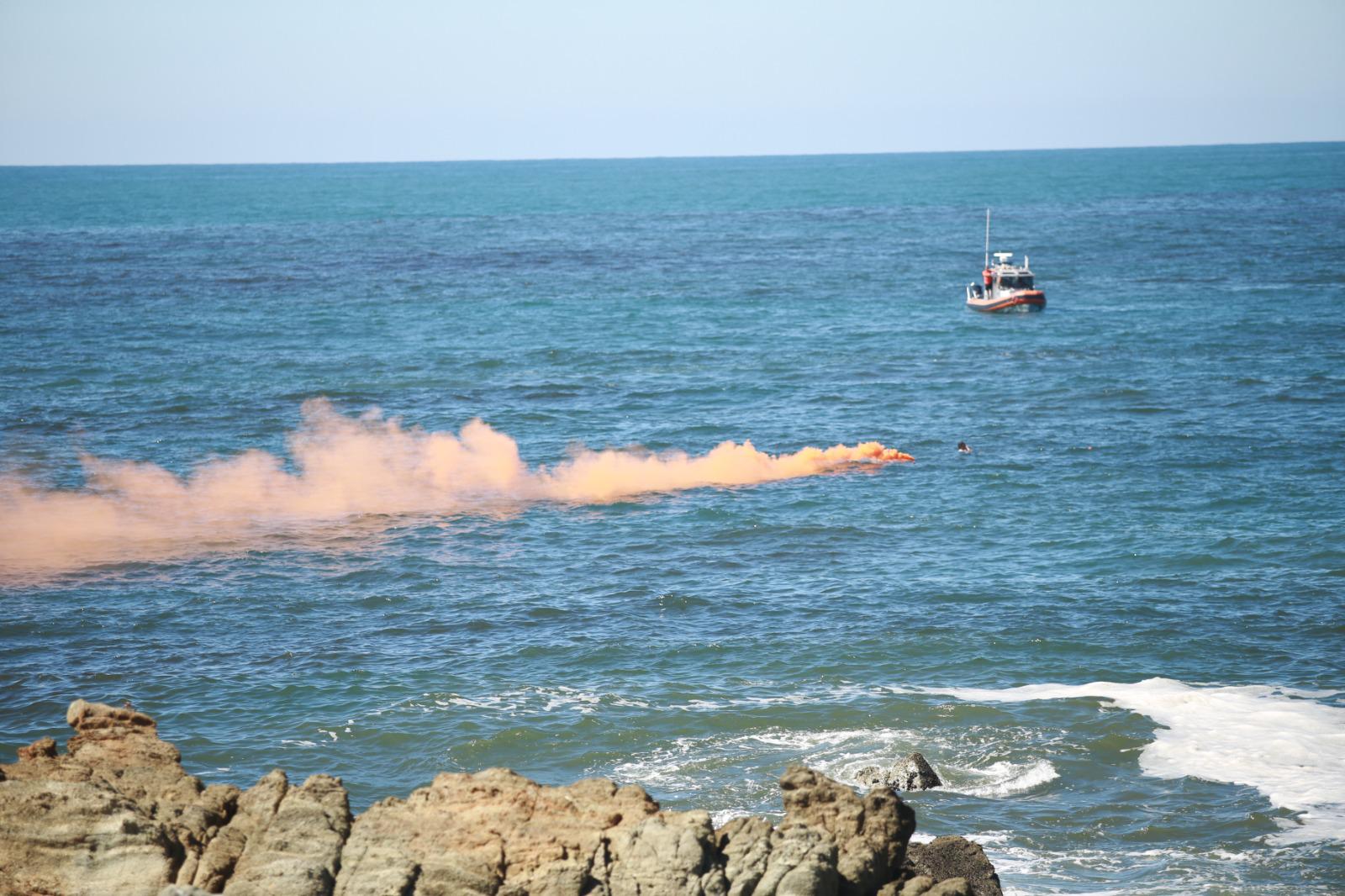 $!Personal de la Marina hace simulacro de rescate frente a playas de Mazatlán