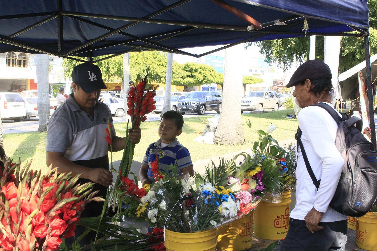 $!Comerciantes de Culiacán solicitan apoyo al Ayuntamiento por bajas ventas en Día de Muertos