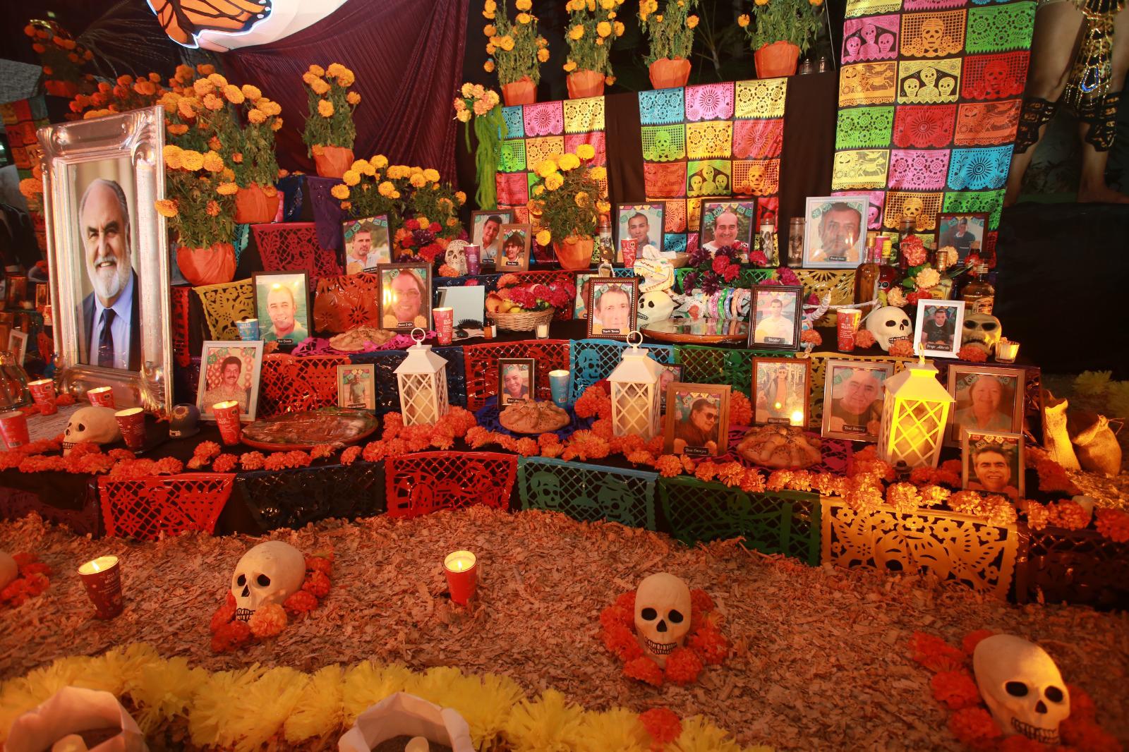 $!Diversos detalles lucen en al altar que se colocó en los pasillos del Hotel El Cid.