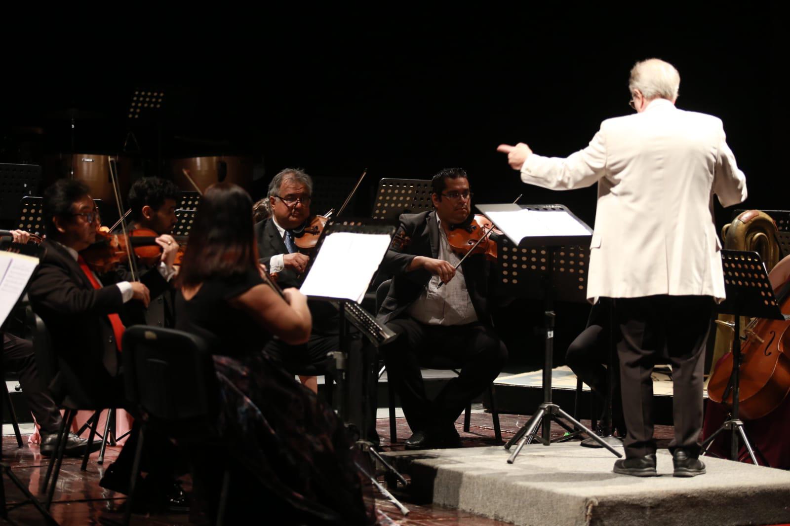 $!El público con gran entusiasmo aplaudió al ritmo de la música dirigidos por Campbell.