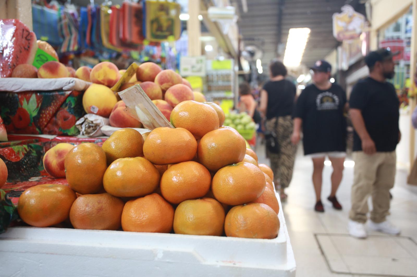 $!Registra el kilo de mandarina un alza de hasta $100 en mercado de Mazatlán