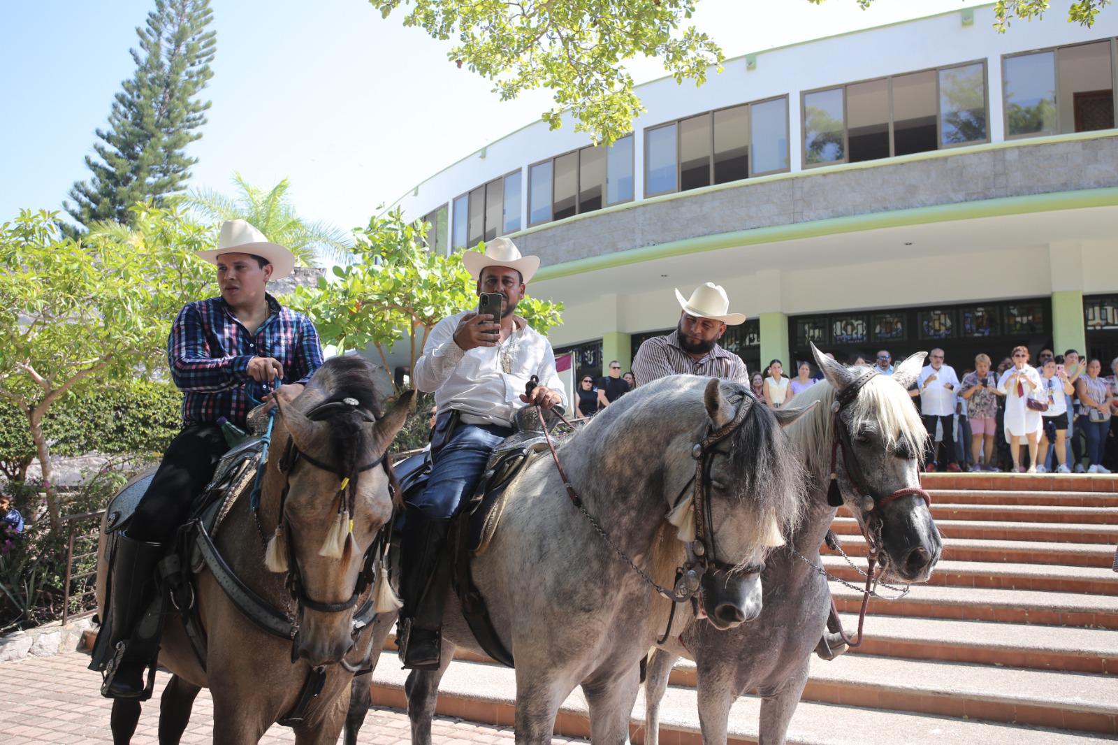 $!Charros y feligreses demuestran su devoción a San Judas Tadeo con peregrinación y cabalgata