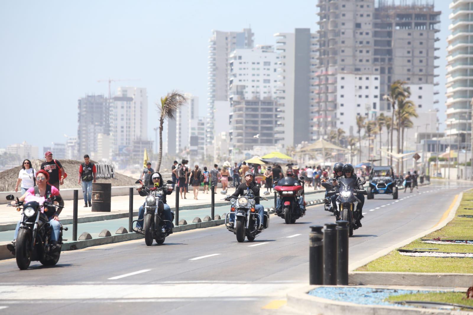 $!Hoy, desfile de motos en Mazatlán; hay caos vial por cierre del malecón