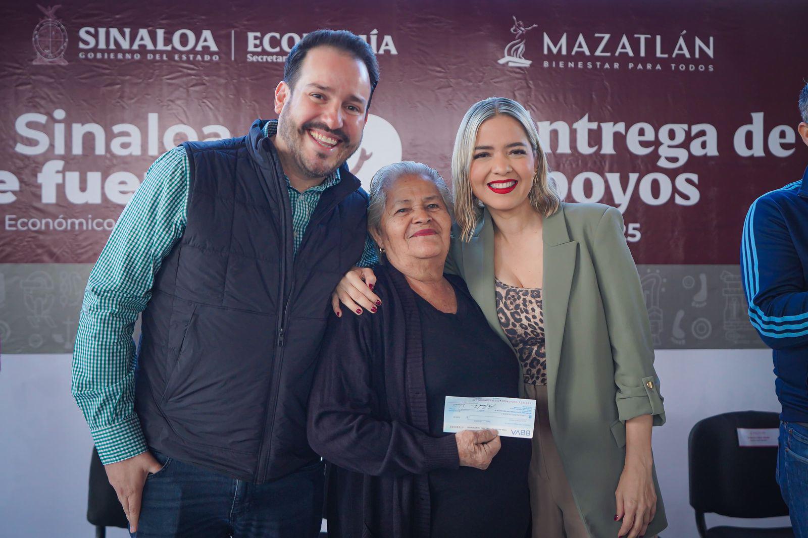 $!Entregan apoyos directos a comerciantes y microempresarios de comunidades de Mazatlán