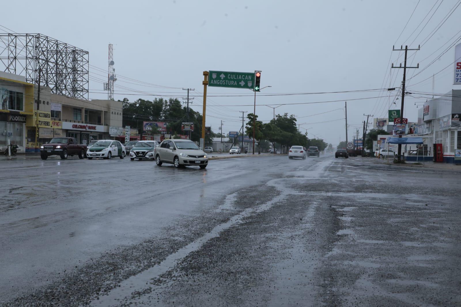 $!Rocha Moya recorre Guamúchil y Angostura, ante fuertes lluvias por ‘Norma’