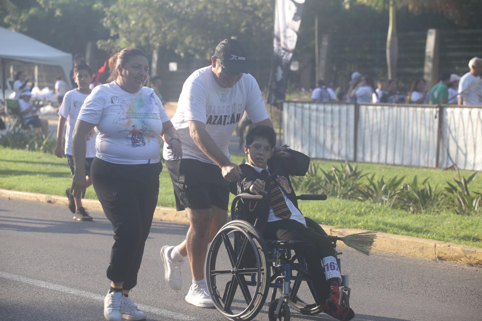 $!Se unen más de 600 a la Caminata por el Día Mundial de la Parálisis Cerebral, en Mazatlán