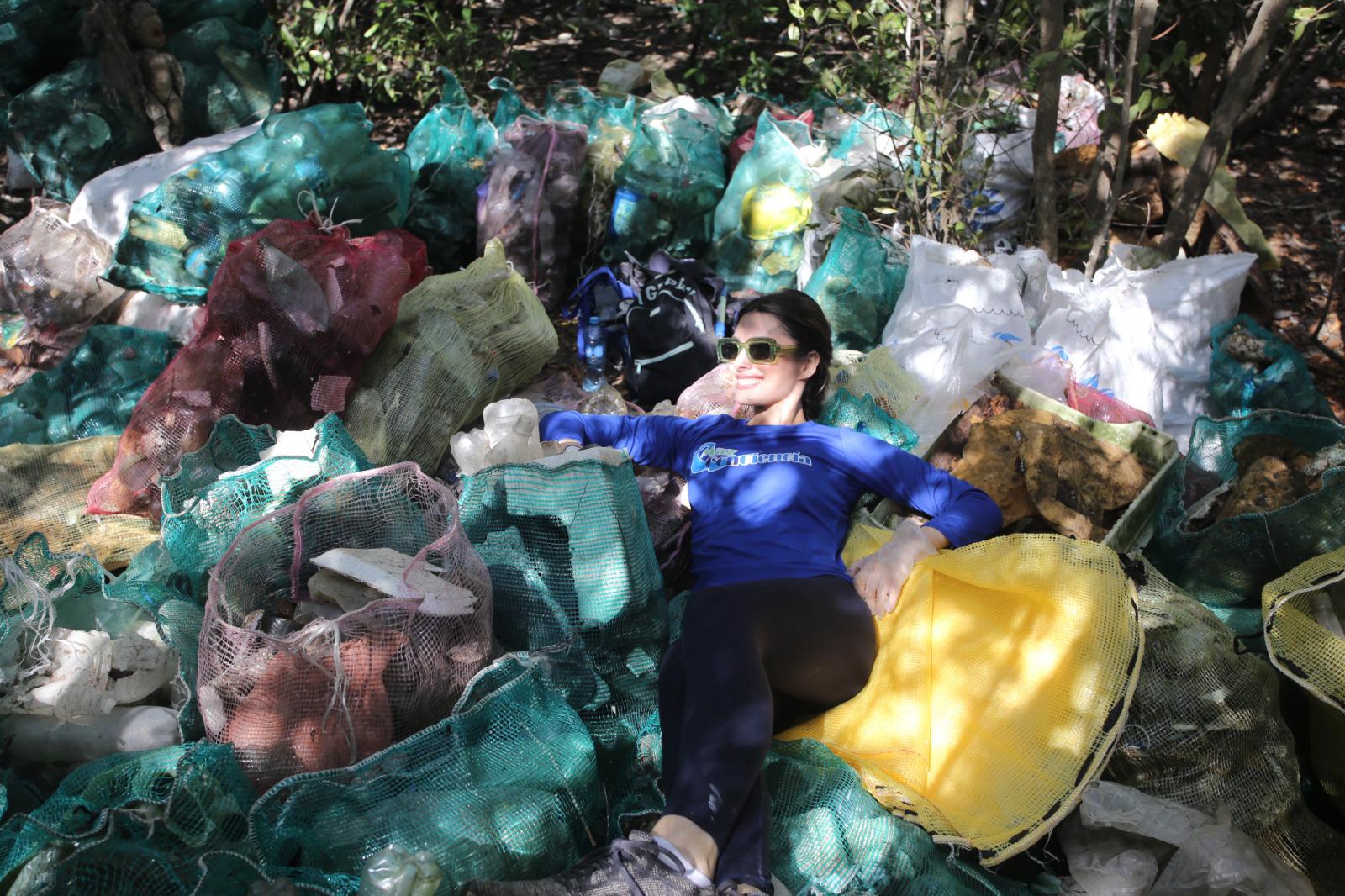 $!Limpian isla cubierta de basura en el canal de navegación, en Mazatlán