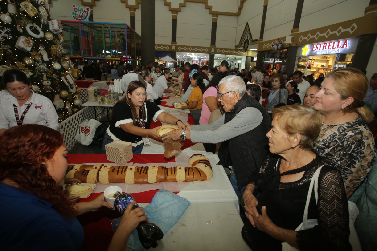 $!Celebra Casa Ley con sus clientes el Día de Reyes con una gigante Rosca