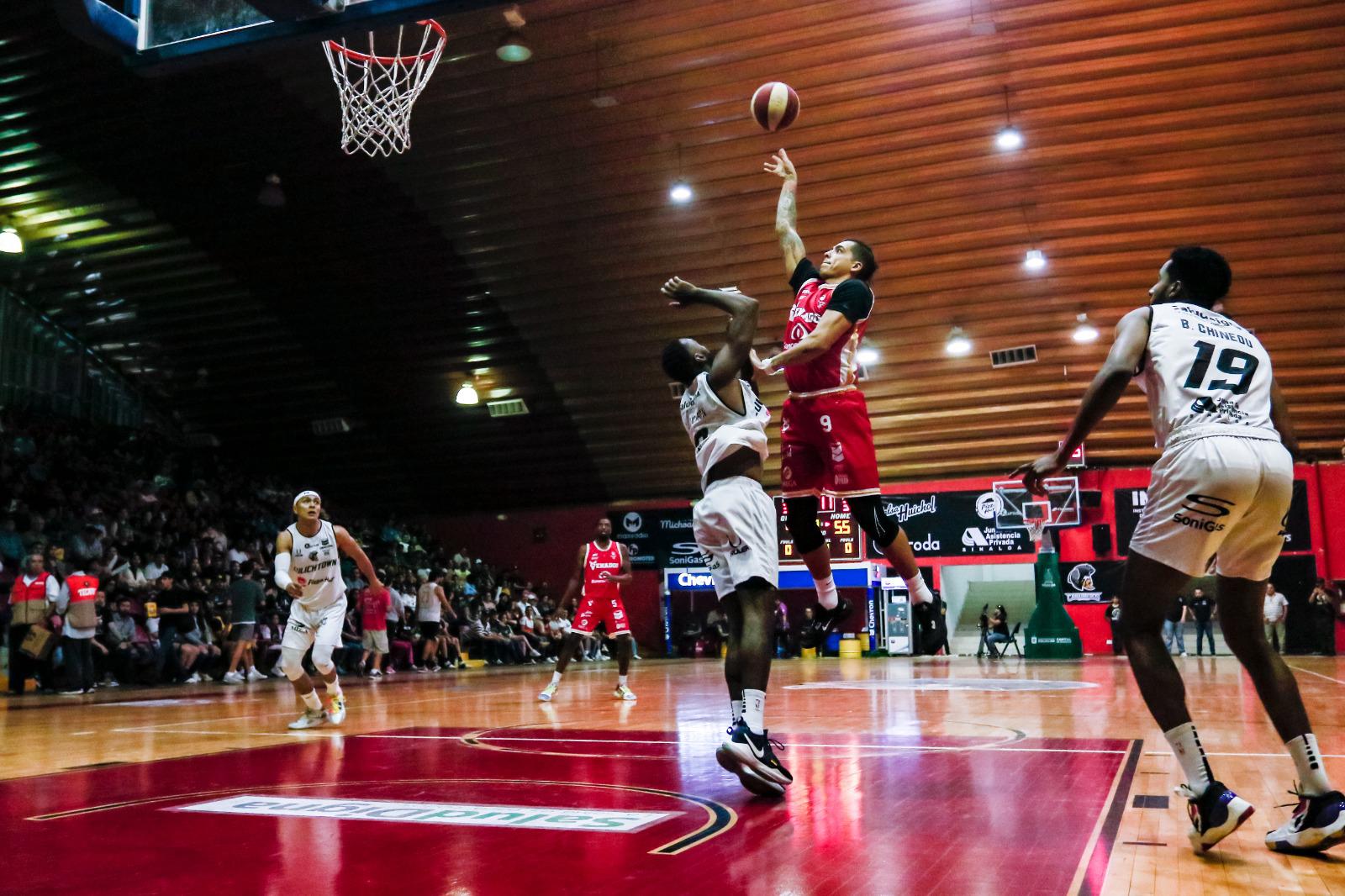 $!Caballeros de Culiacán supera en el Revolución a Venados Basketball