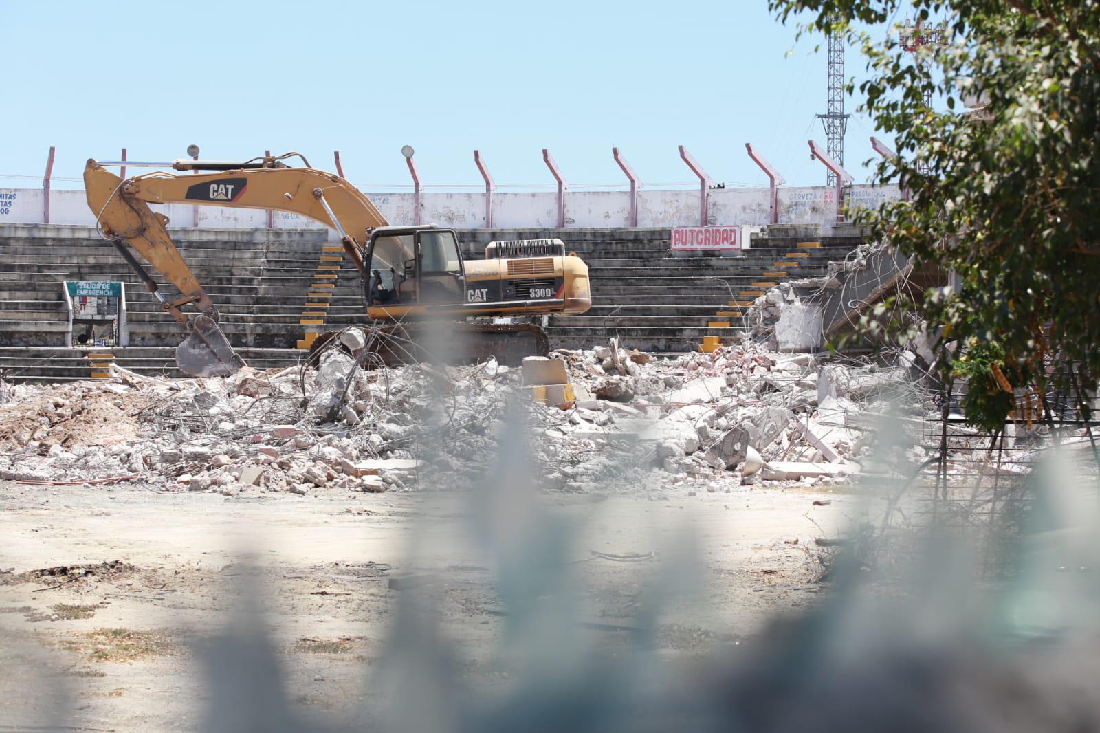 $!Demuelen la histórica Plaza de Toros de Mazatlán