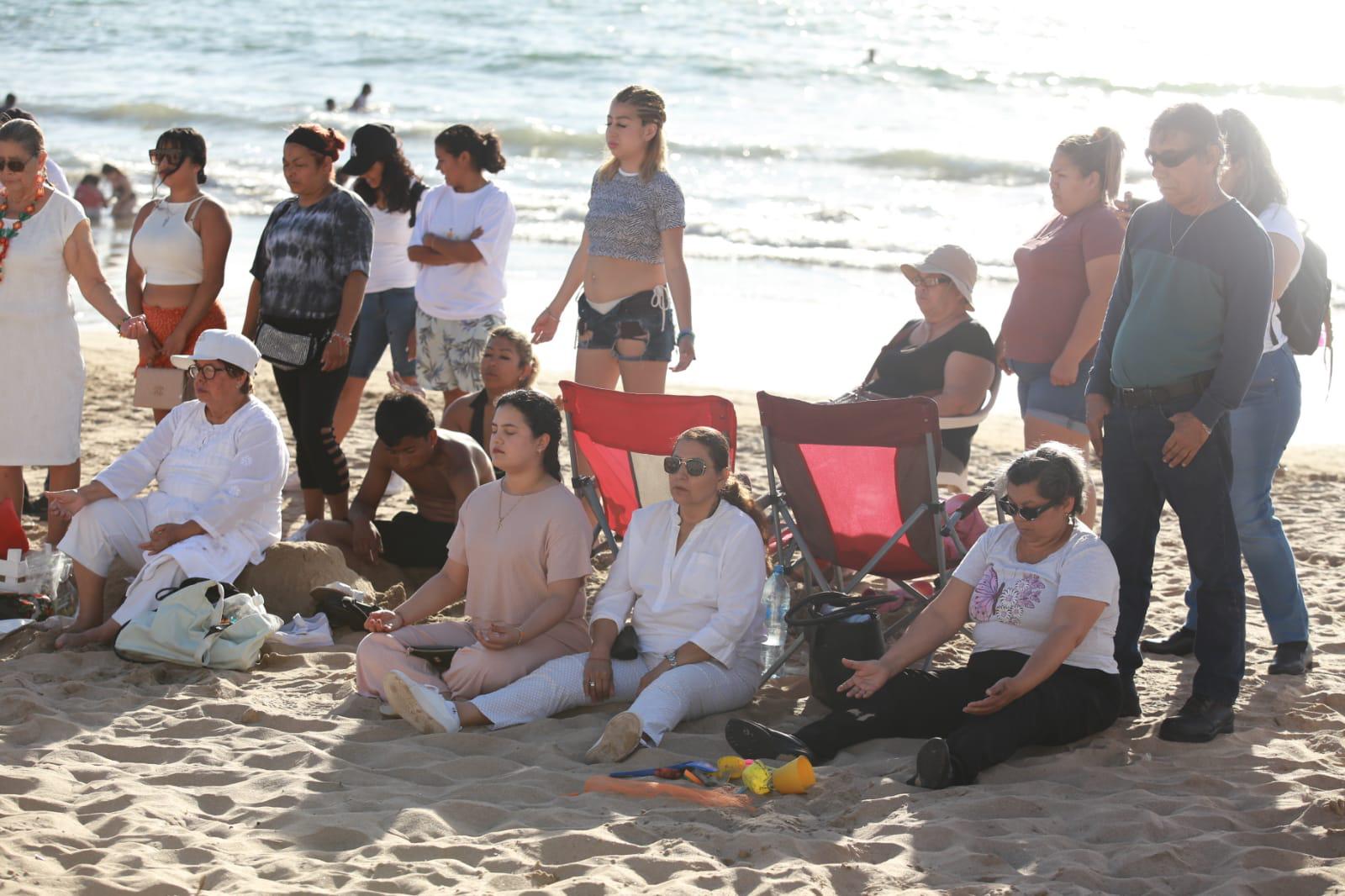 $!Limpian sus energías frente al mar de Mazatlán para recibir a la Primavera