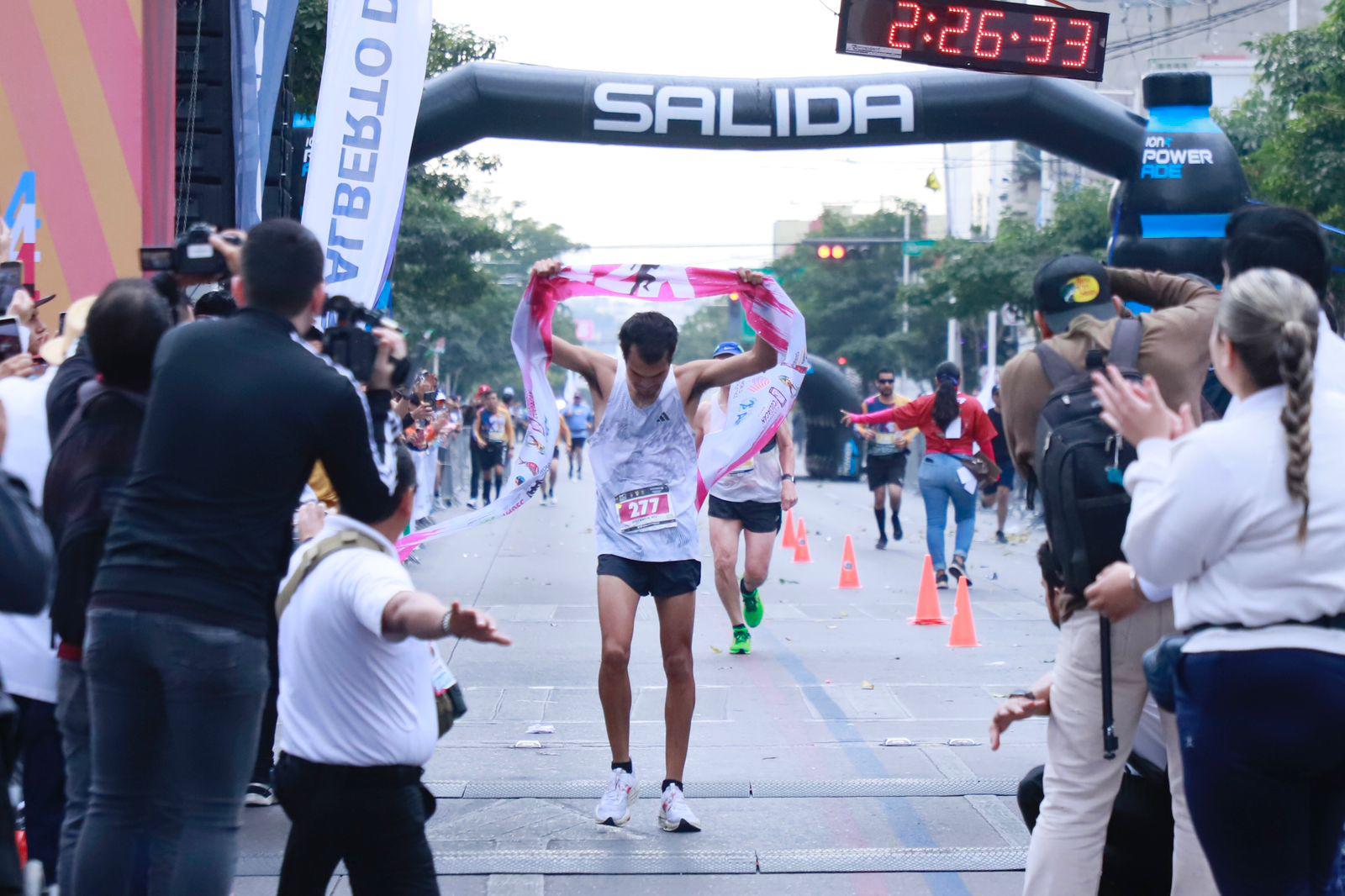 $!¡Muy Valentín! Mazatleco Rendón gana Maratón Internacional de Culiacán