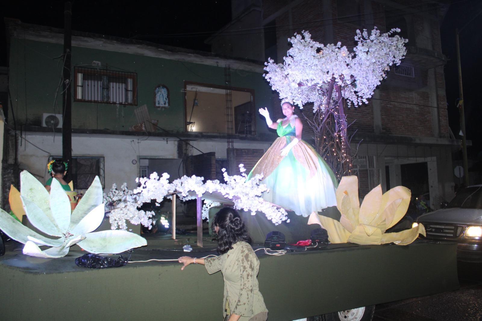 $!Familias rosarenses disfrutan desfile de las luces, gala navideña y encendido del árbol, pese a llovizna